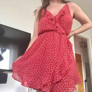 Prickig klänning  - 🌺Söt prickig klänning. Sparsamt använd. Vid frakt tillkommer 60kr🌺