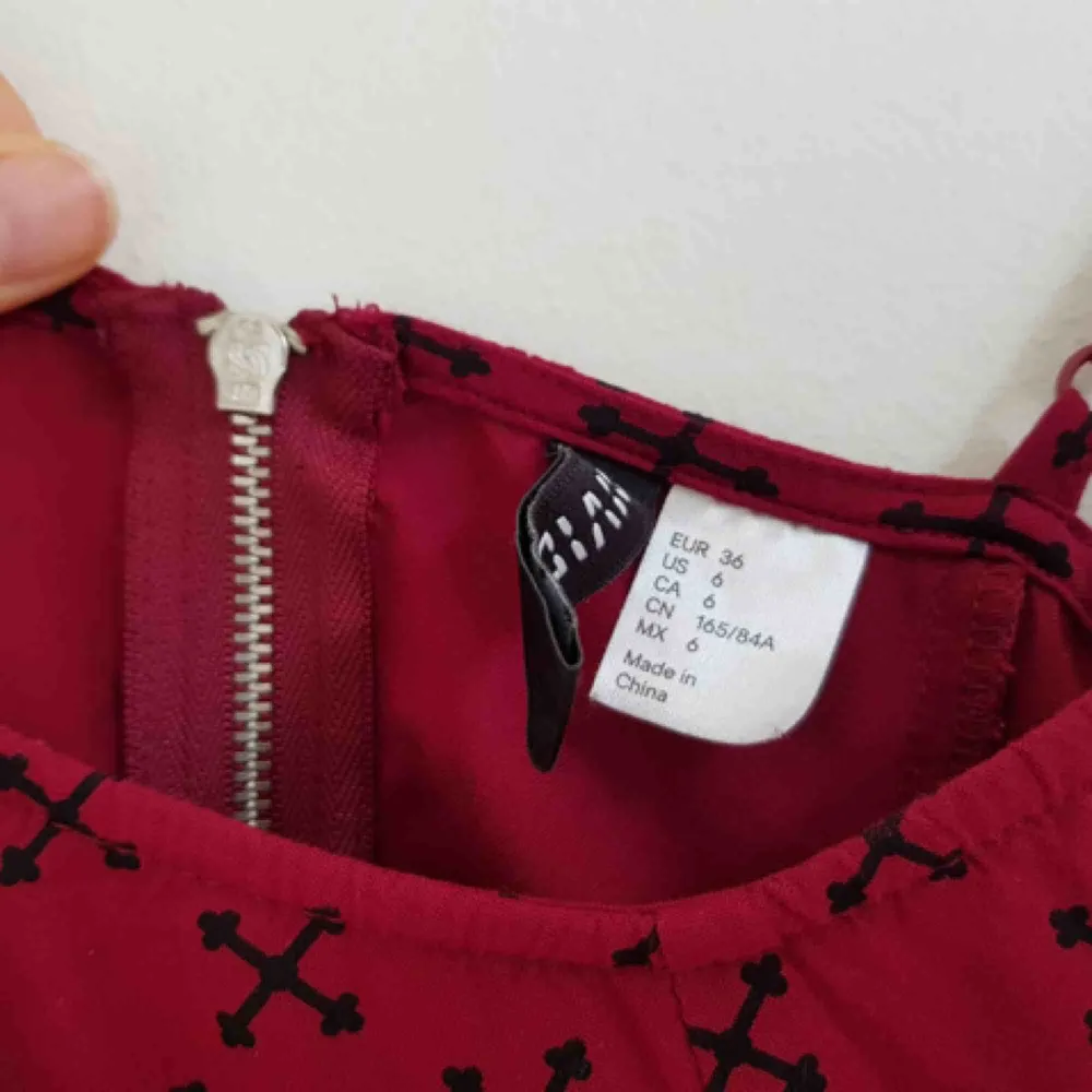 Rödvin klänning från H&M. Fin skick! S Hämtas i Uppsala eller skickar mot fraktkostnad (39kr). Klänningar.