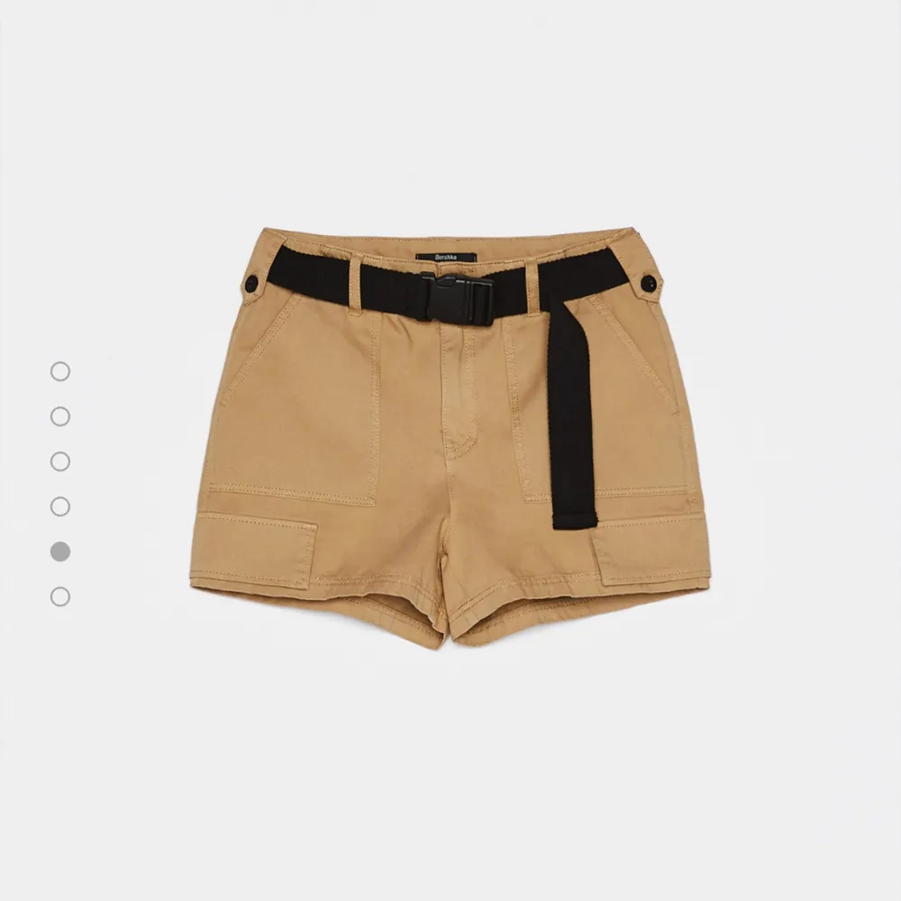 Sjukt snygga cargoshorts från Bershka! Helt oanvända, säljer pga köpte fel storlek. Bältet ingår. Kan frakta eller mötas upp i Kalmar. . Shorts.