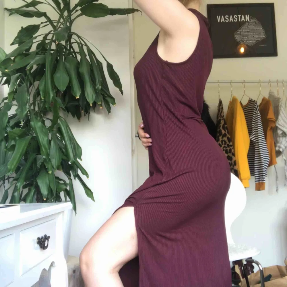 Världens finaste klänning säljes pga för stor ;( den är lång och ”klippt” upp till ungefär mitten av låret. Vinröd, med liten polokrage. Använd kanske 3 gånger och superfint skick! Jag är 165 cm lång. (REA från 70kr). Klänningar.