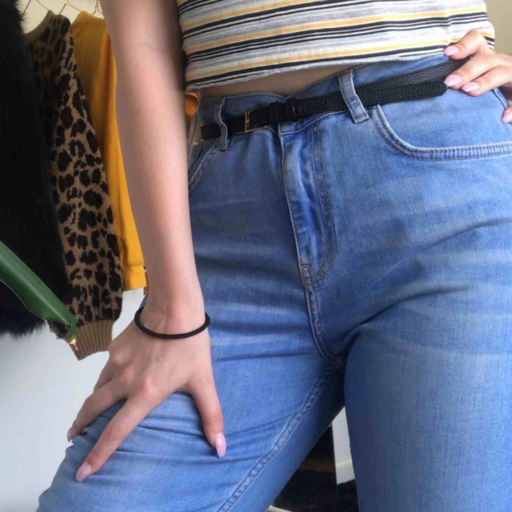 Fräscha mom jeans från BikBok! Säljer dessa då de tyvärr blivit för stora ;( Väl använda, men fortfarande i fint fint skick! De är såååå sköna!! Ett riktigt fynd ;) (REA från 170kr). Jeans & Byxor.