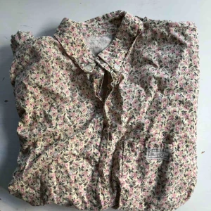  - En blommig skjorta i bra skick!