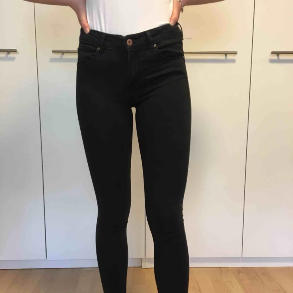 Svarta jeans som endast är tvättade, alltså aldrig använda. Hon på bilden är 171cm lång❣️. Jeans & Byxor.