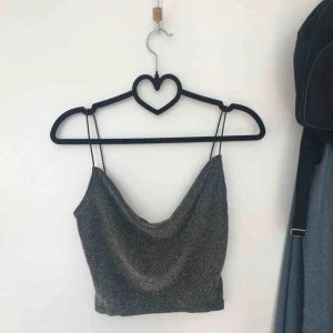  - Så fin Glittrande festtopp för 60 kr inklusive frakt! Storlek s🌼