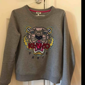  - Säljer min Kenzo tröja som jag köpte förra året på Cenino Donna. Jag har använt den 1-2 gånger och säljer den pga att den aldrig kommer till användning. Fraktar endast 🥰