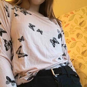  - En ljus rosa tröja med svarta fjärilar. Den saknar storlekslapp men skulle gissa att det är en S/M. Den är från h&m och är i bra skick. Betalas med swish och köparen står för frakt.😊
