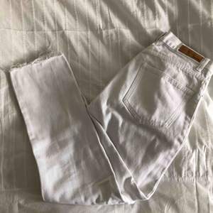 Vita mom jeans från bik bok i strl. S med slitningar längst ner. För små på mig därav ingen egen bild på, men så ser dem ut på modellen på hemsidan Kan mötas upp i Sundsvall/Timrå