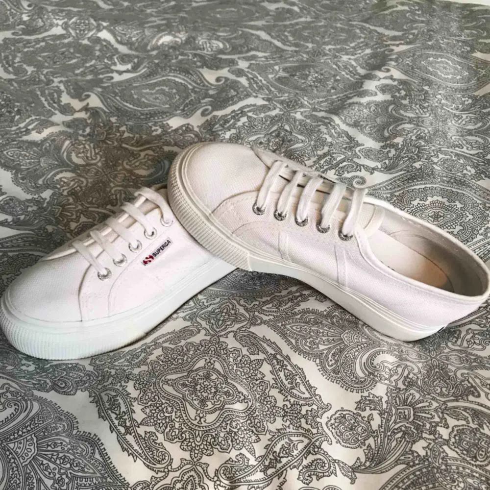Ett par nästan helt oanvända Superga platå skor i vit, anledning av säljning är att de är för små nu. Frakt kommer läggas till. Ord pris 700kr. Skor.