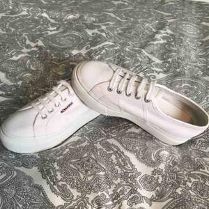 Ett par nästan helt oanvända Superga platå skor i vit, anledning av säljning är att de är för små nu. Frakt kommer läggas till. Ord pris 700kr