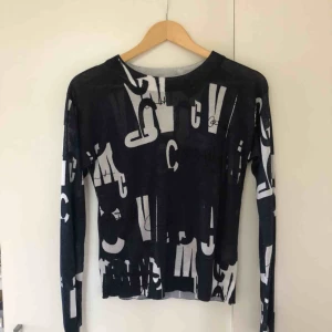  - Jättefin transparent Carin Wester tröja. Något skimrande tyg. Storlek S. Köpare står för frakt