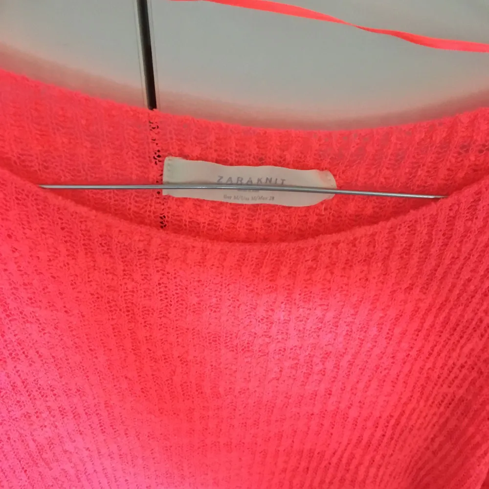 Oanvänd neonrosa finstickad tröja (se bild 3). Från Zara, kostade 399:-, säljer för halva priset!. Tröjor & Koftor.