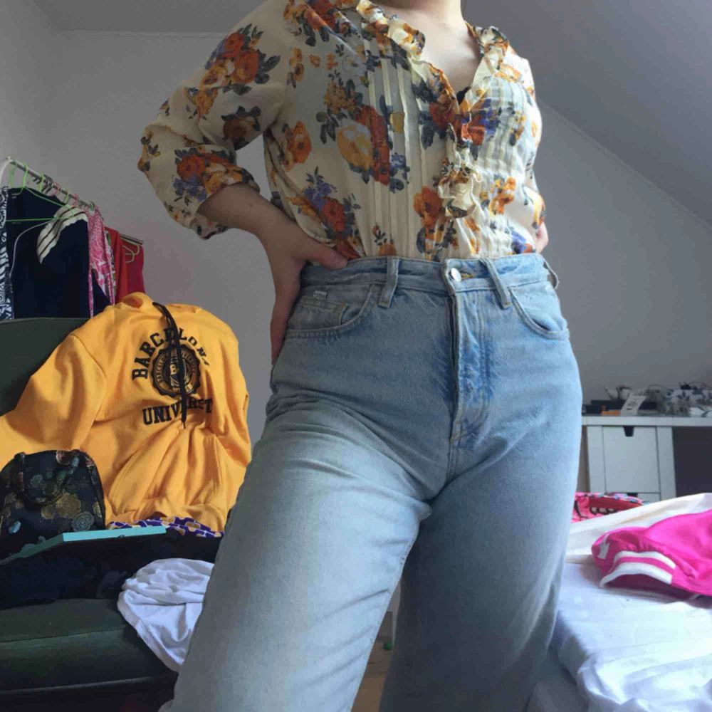 Super fina mom jeans från carlings☺️☺️ köpte byxorna förra sommaren och de har varit en favorit men nu måste dom ha ett nytt hem!🐝🐝 möts i Stockholm eller så står köparen för frakt 🌼🌼. Jeans & Byxor.