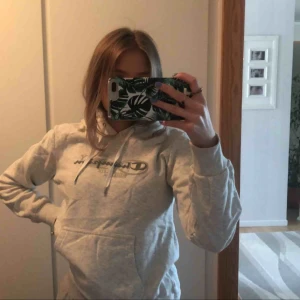  - Knappt använd Champion hoddie i vit/ljus grå färg. Det står storlek S men skulle säga att den sitter mer som XS. Köparen står för frakten ⚡️