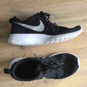  - Snygga nikeskor i strl 39. Svarta med vit tjock sula. Använda men fortfarande i bra skick, nytvättade. Kan mötas i Malmö annars tillkommer frakt.☺️