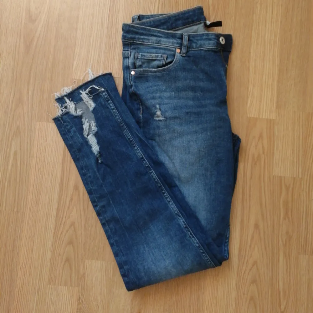 Stretchiga Jeans i nyskick, slitningar fram längst ner på benen, se bild 2. Betalas med swish (+ frakt) . Jeans & Byxor.