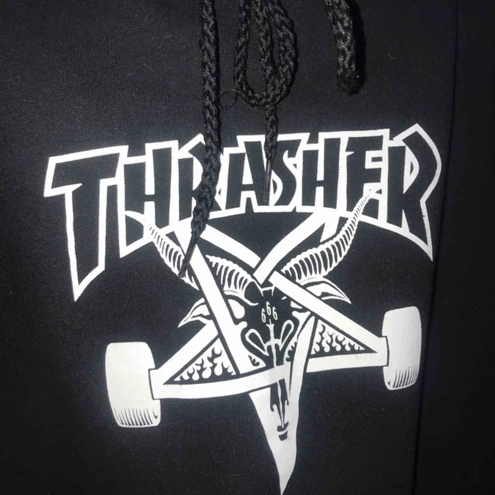 Svart hoodie från Thrasher, självklart äkta! Nypris: 950kr. Säljer då den aldrig kommer till användning längre. Köparen står för frakten. Betalning med swish🔥. Hoodies.