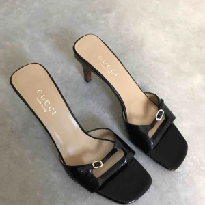  - Gucci sandaler i mycket fint skick säljes pgv att dom är för stora. Ikl frakt