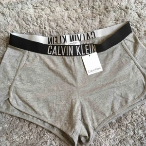 - Helt nya med prislapp kvar. Köpta för 500kr vad jag kommer ihåg. Världens skönaste men har ett likande par. Står swimwear på de men skulle säga mer mjukis shorts. Lite större i storleken.