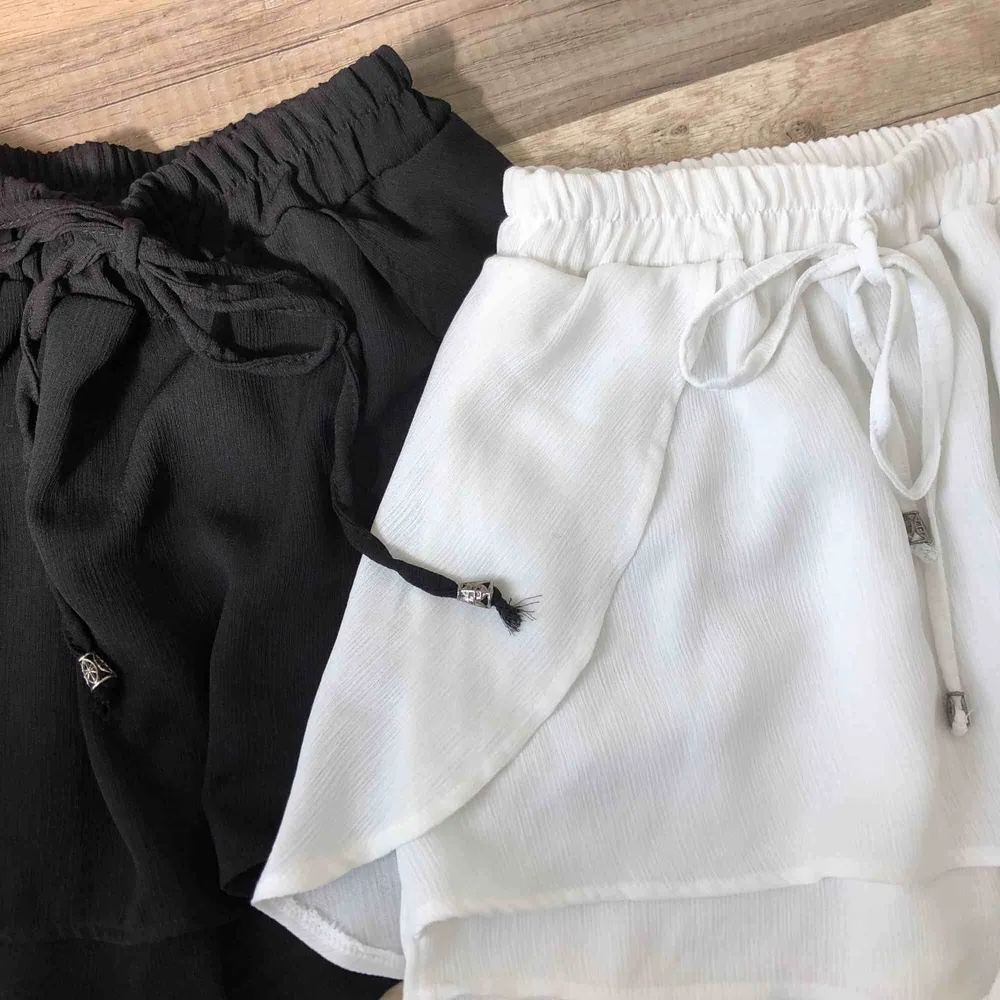 Superfina shorts, ser ut som en kjol baktill 🌞 Perfekt skick! 30 kr frakt, 100kr/st. Kjolar.