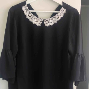  - En svart blus med en super fin spetskrage! även denna är oanvänd💛pris kan diskuteras💛frakt står köparen för:) kram💓 