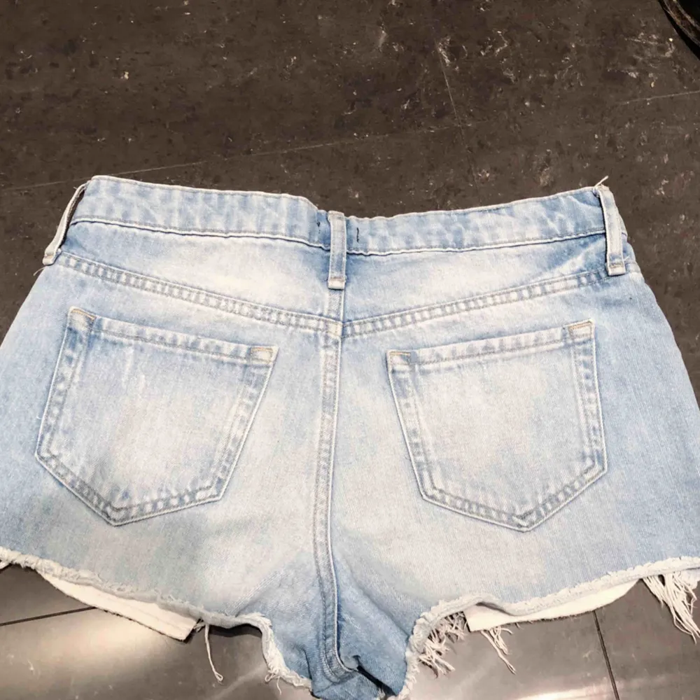 Säljer Jeans shorts från River Island billigt. säljer pga att det är försmå. Sparsamt använda. Kontakta för mer info och bilder :) . Jeans & Byxor.