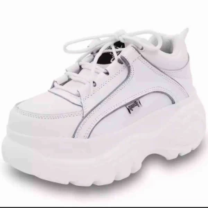  - Helt nya vita plattform skor, använt max 2-3 ggr. Storlek 38 , men kan passa 39, nypris 1000kr. Pris kan diskuteras vid snabb affär. Inte äkta buffalos 