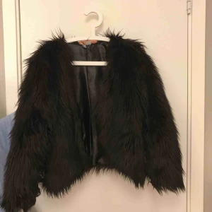  - En jättefin pälsjacka  Stl 38 Jätte fin att ha nu på våren!