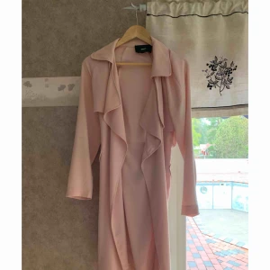  - Rosa tunnare kappa från bikbok! Använd ett fåtal gånger! Hämtas i Gävle eller fraktas, fraktkostnad tillkommer🌸