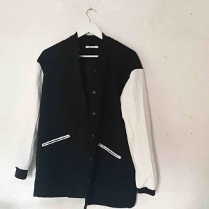 Svartvit jacka college - Fin jacka från Gina Tricot. Fickorna är fejk. Fejkläder ärmar. Använd endast ett fåtal gånger. Frakt tillkommer 🌹