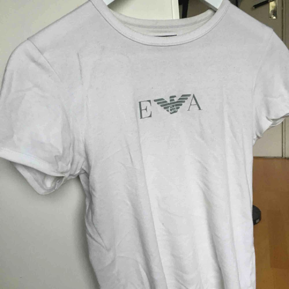 Skit snygg Armani t-shirt! Köpt på humana men säljer för använder den inte så mycket. T-shirts.