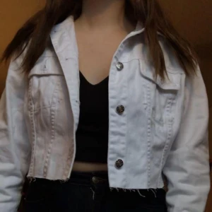  - Säljer denna alldeles nya vita jeansjackan! Perfekt nu till svala sommarkvällar ❤
