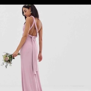  - Jättesnygg klänning tight på använd några timmar Inga fel eller skador stl 34 går att använda banden runt halsen hur man vill ha modellen ska sitta nypris: 752 kr mitt pris: 300 kr från asos finns kvar att köpa på deras hemsida.