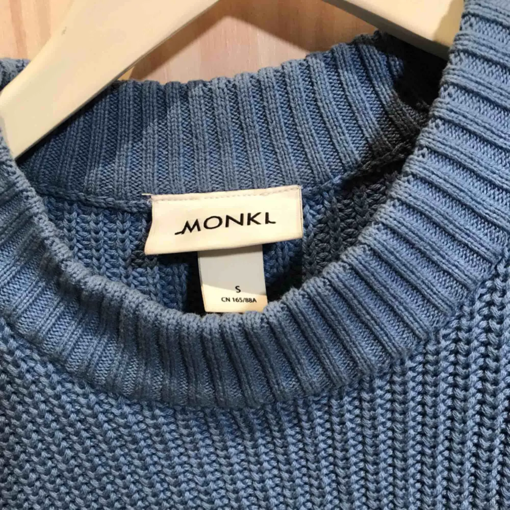 Ljusblå stickad tröja från Monki 😊 Har ett litet hål vid ena axeln men går nog lätt att fixa 😊 Möts gärna upp i Stockholm men postar självklart också om nödvändigt, köpare står då för frakt 😊 . Tröjor & Koftor.