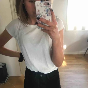  - vit tshirt (lite genomskinlig) kolla bild 2 för hur materialet är! endast swish & fraktkostnad tillkommer!