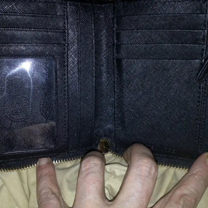 Michael Kors svart plånbok, aldrig använd bara legat i garderoben, den är äkta!  Köparen betalar frakt 39kr. Väskor.