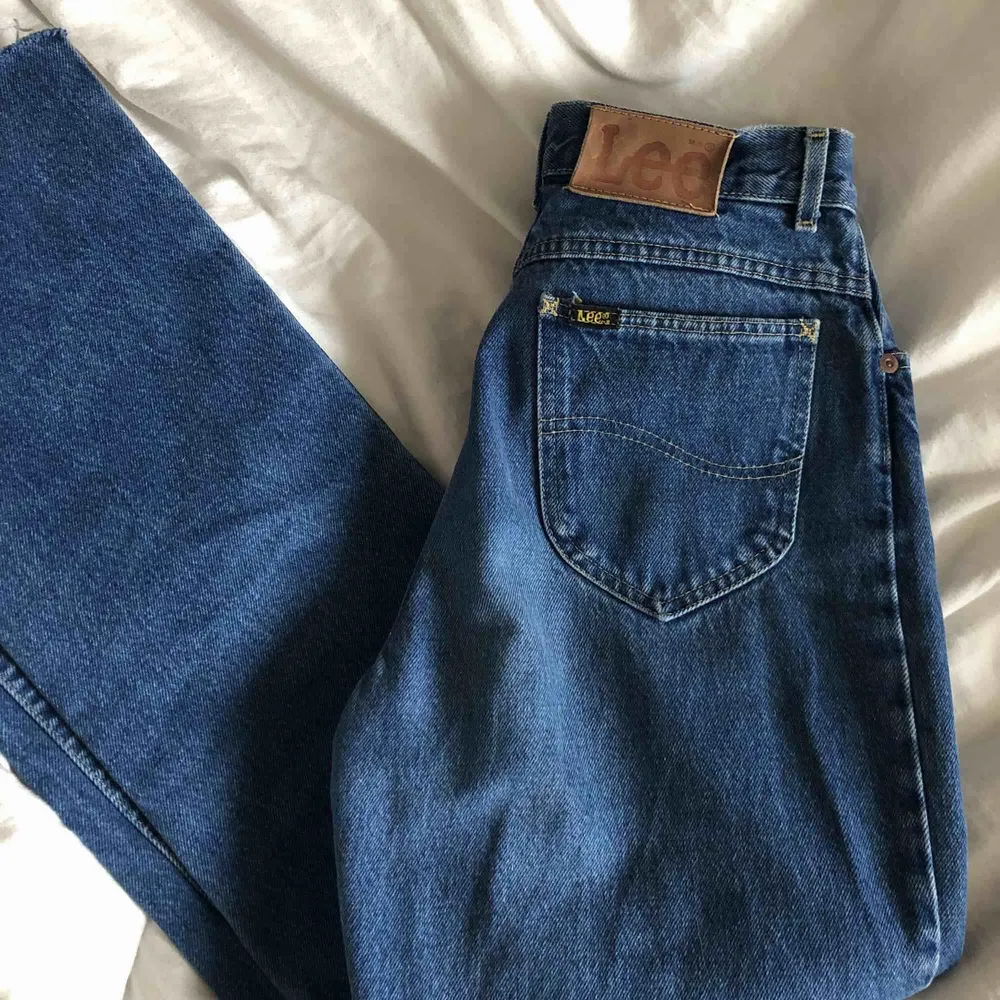 Skiiiiiitsnygga blåa jeans från Lee i jättebra kvalitet! 😍. Jeans & Byxor.