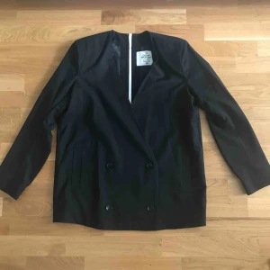  - Supersnygg svart kavaj ifrån Cheap Monday. Snygg detalj med vit dragkedja bak