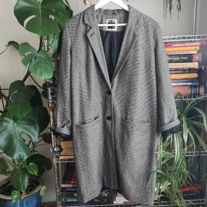  - Hundtand/pepitarutig lång kavaj eller tunnare kappa från Weekday. Storlek Large men funkar som oversize på S & M. Fint skick!