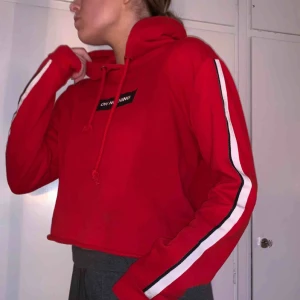  - Croppad hoodie från Bikbok. Säljer pga använder aldrig