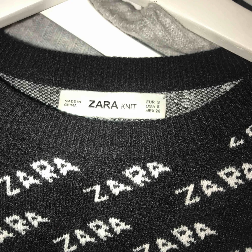 Säljer min populära Zara tröja i storlek S, fint skick och finns inga synliga skador . Stickat.