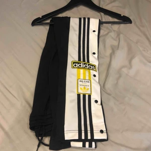  - Köpt från Caliroots förra våren, max använt 5 gånger. Den ena fickan har ett litet hål, därav priset :-) Hämtas enbart i Stockholm och fraktas ej!