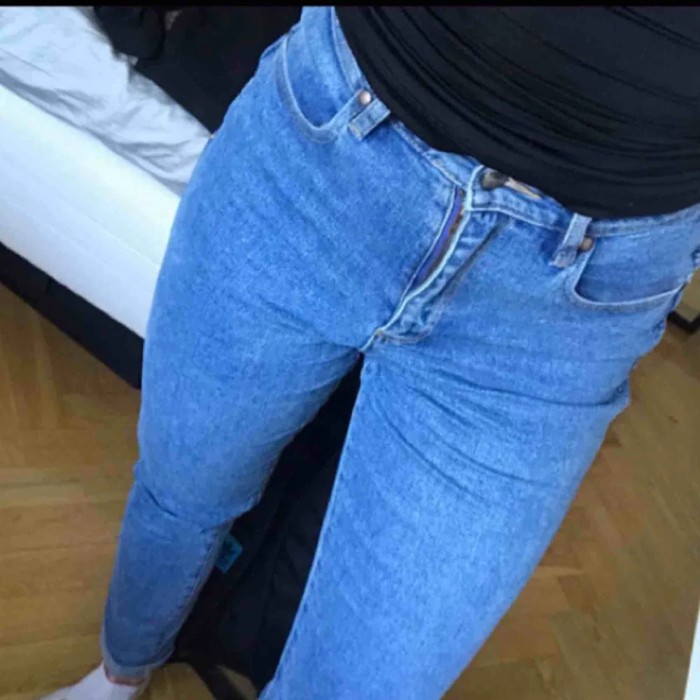 Superfina jeans ifrån wrangler. Väldigt stretchigt material. Köpta här på plick men kommer tyvärr inte till användning längre av mig. (Inte mina bilder) Men ni kan höra av er kring fler bilder endå eller frågor😄❤️. Jeans & Byxor.