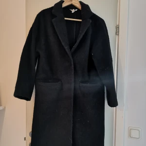  - Säljer min svarta vinterkappa från HM. Enbart använts denna vinter några gånger. Är stor i storleken och den är inte fodrad. Går till knäna. Köparen står för frakten ✨ Använder swish 💸 
