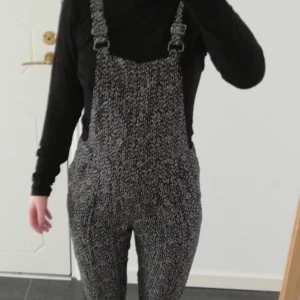  - Svartvitmönstrade hängselbyxor från Lindex. Har två fickor och öljor för bälte. Använda men i gott skick. Köparen står för frakten 🌷💮