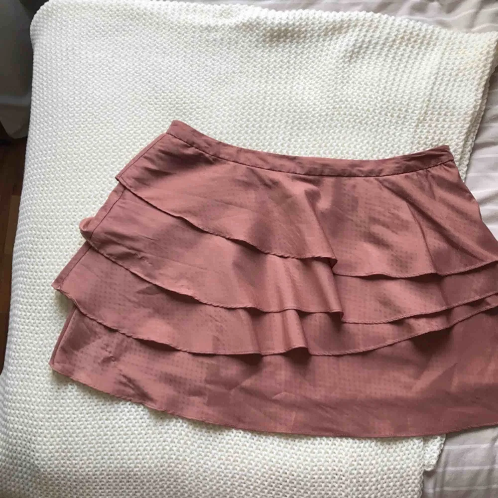 Supergullig kjol köpt secondhand, knappt använd och söker ny ägare!! Köpare står för frakt. Kjolar.