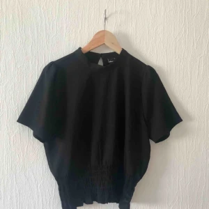  - Svart blus från ginatricot. Knappt använd.  Möts i Malmö eller köparen står för frakt:)