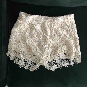  - Söta shorts från Zara med virkat yttertyg. I priset ingår frakt.