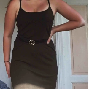  - Superfin mörk grön klänning från h&m. Aldrig använd och i fint skick. Står storlek XS på lappen men skulle säga att den är ungefär M. Priset kan diskuteras (köparen står för frakt)💕💕