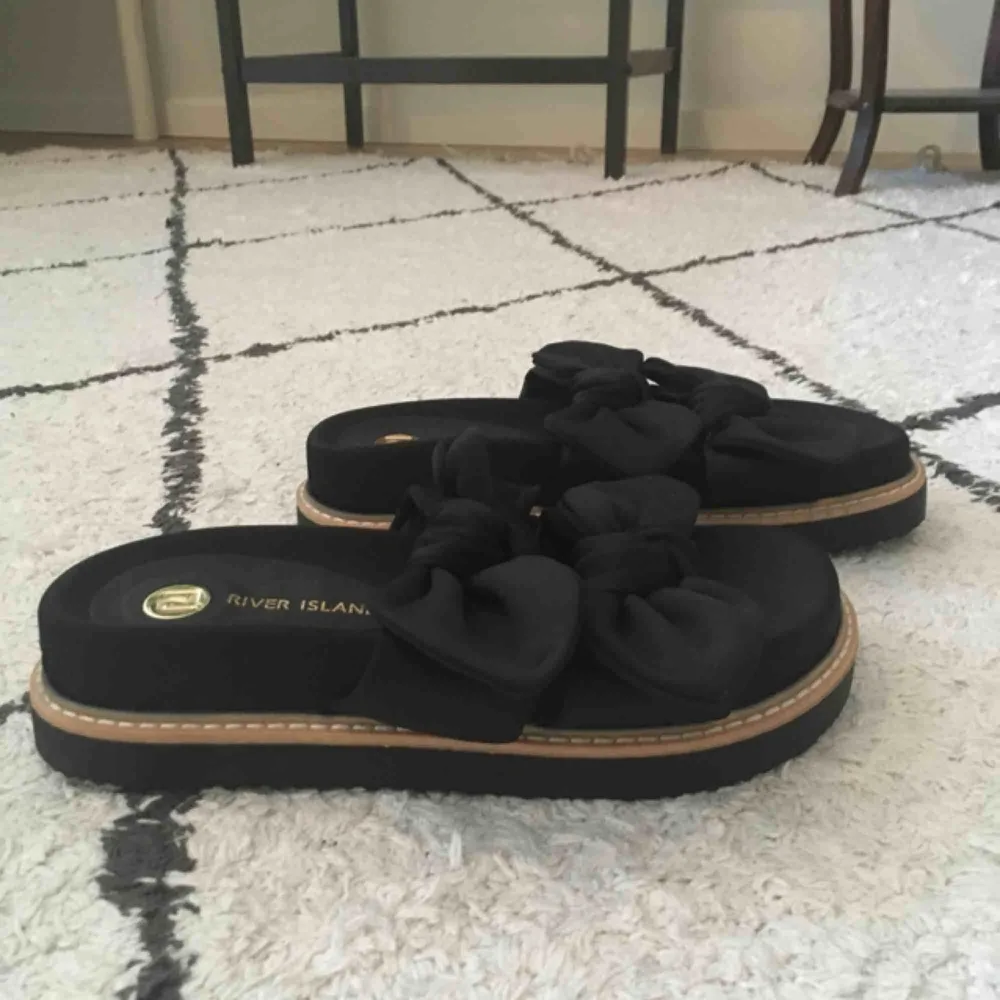 Världens finaste sandaler, med liten platå, från river island. Säljer pga för liten storlek :( helt oanvända med alla ”lappar” kvar. Nypris ca 400 kronor. Perfekta sommarskorna! . Skor.
