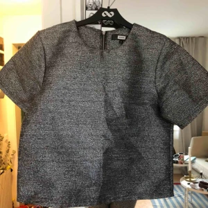  - Glittrig Topp från bilbok strl s , dragkedja i ryggen 